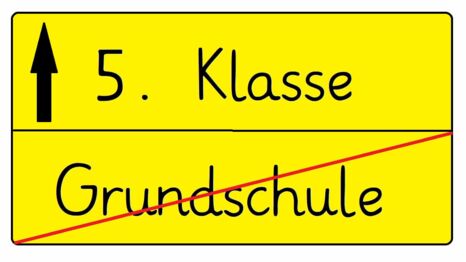 Grafik: Ortsschild in gelb, oben steht 5. Klasse mit einem Pfeil nach oben und darunter durchgestrichen "Grundschule"